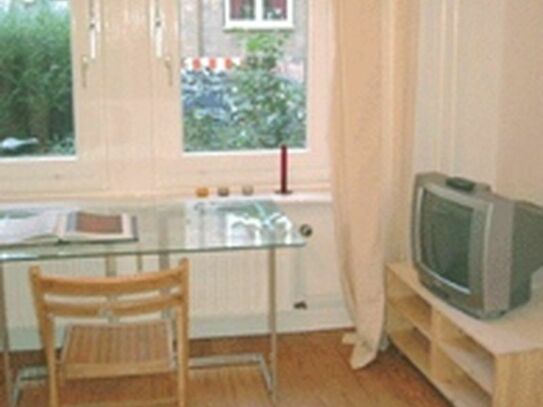 High-quality old apartment in the heart of Hamburg. Good for 1-3 people!