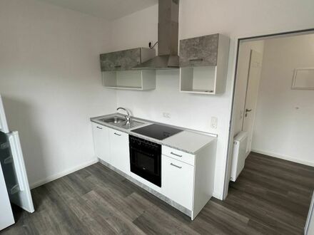 Rentner-Single-Wohnung - sanierte 1-Zimmer-Erdgeschosswohnung mit EBK, Balkon & Stellplatz