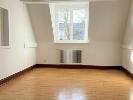 Spacious 4-room old building apartment with balcony in a prime location in Bonn's Südstadt!