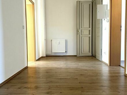 Charmante 3-Raum-Wohnung mit stilvollem Laminat und Tageslichtbad in Dresden