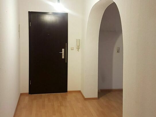 Gepflegte EG-Wohnung mit zwei Zimmern und Balkon + Parkplatz in Frankfurt am Main