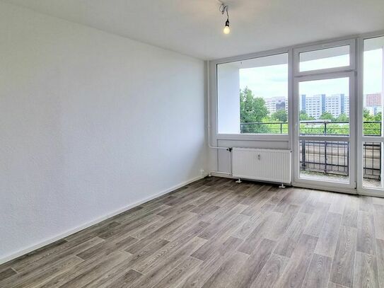 Frischrenovierte 2-Zimmer-Wohnung in Prohlis mit Balkon ab Juli!