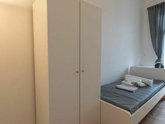Wide single bedroom in a 4-bedroom apartment near Berlin Ostkreuz Station