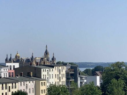 Helle 4-Raum-Wohnung mit 3 Balkone und traumhaftem Blick über den Dächern Schwerins