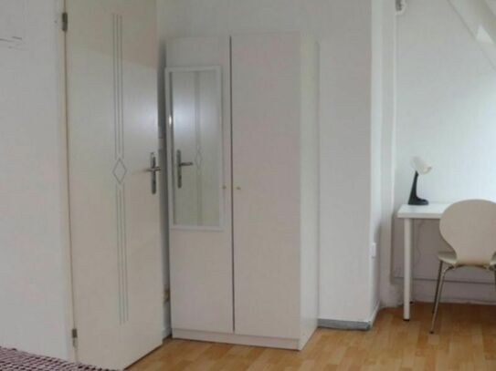 Spacious single-bedroom in a 6-bedroom apartment in Bremen Altstadt right next to Wallanlagen Park