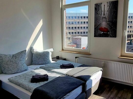 🔴 Red Thread Designer Business Apartment for 6 People + Private Parking (FREE) + Kitchen in the City