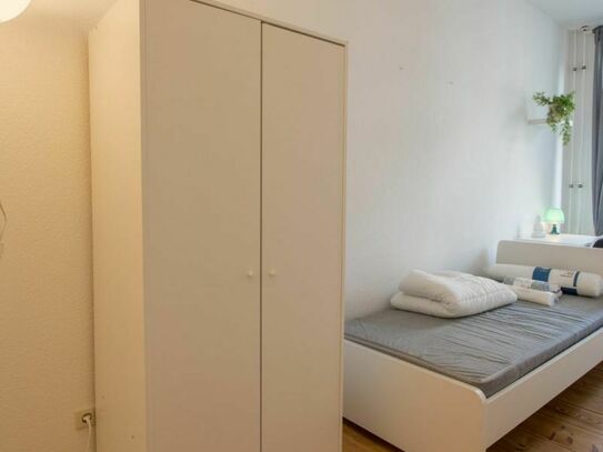 Lovely single bedroom in a 3-bedroom apartment near Berlin Ostkreuz Station