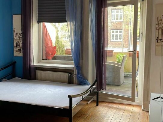 Zimmer mit gr. Balkon in einer Altbauwohnung, nähe UKE möbliert in zentraler Lage - Badewanne - Küche voll ausgestattet