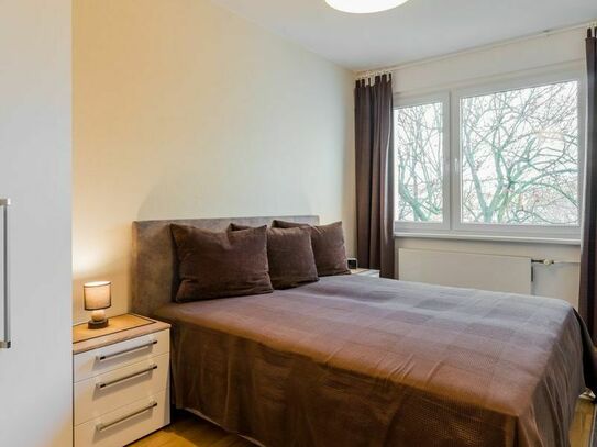 TOP location, fully furnished, bright and quiet 2.5-room apartment with balcony in the best Schöneberg location, renova…