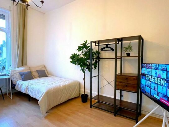 Friendly double bedroom just steps away from Höhenstraße metro station