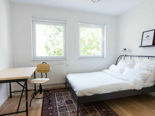 Airy double bedroom in Lichtenberg