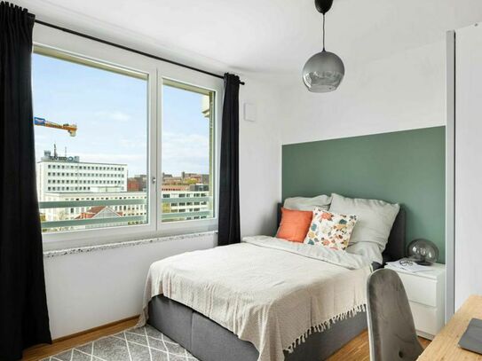 Bright double bedroom with balcony in a 4-bedroom apartment in Sendling-Westpark