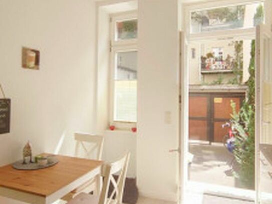 Frankfurt-Nordend: Modern furnished studio apartment with bright dine-in kitchen