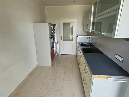 Schöne 2- Zimmerwohnung mit Fußbodenheizung+Einbauküche+Balkon+Bad mit Badewanne & Dusche+Laminat!