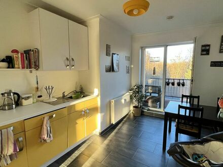 Schöne 3-Zimmer Wohnung mit Einbauküche, Balkon und Blick ins Grüne. Modernisiert in 2015!!