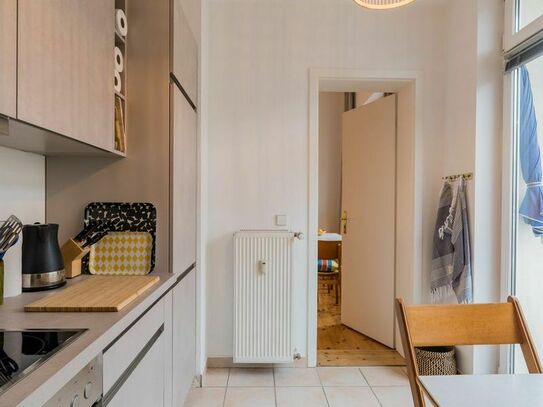 Charming and bright apartment in vibrant Friedrichshain,,, close to the bay, with balcony facing south in a historical…