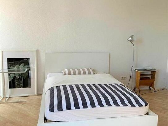 Bright, furnished 1-bedroom apartment in Munich-Neuhausen with underground parking space