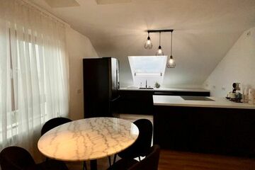 Freshly renovated, modern and high-quality 3-room apartment with parking space – euhabitat