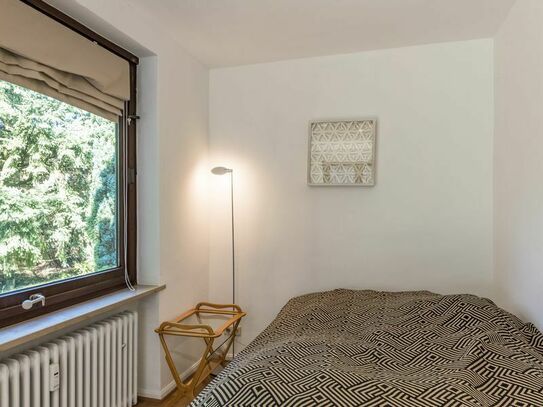 To rent: a quiet, high-quality furnished 43m2 two-room apartment Lokstedt.No Internet!