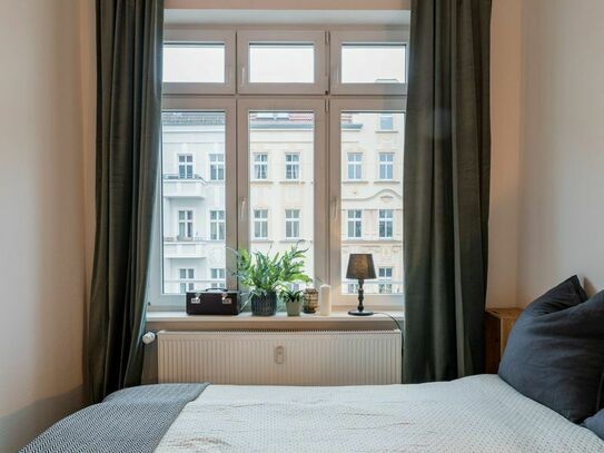 Charming and bright apartment in vibrant Friedrichshain,,, close to the bay, with balcony facing south in a historical…