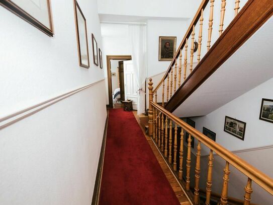 Centrally located old building in Bonn's former government district. Furnished, large apartment on the first floor.