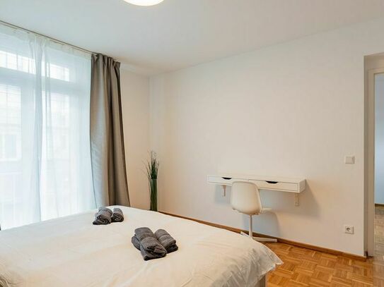 Modernly furnished 4-room maisonette apartment with a view of Charlottenburg Palace