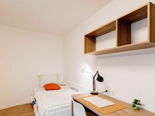 STUDENTS ONLY - Fully furnished private room in a 3 people shared apartment
