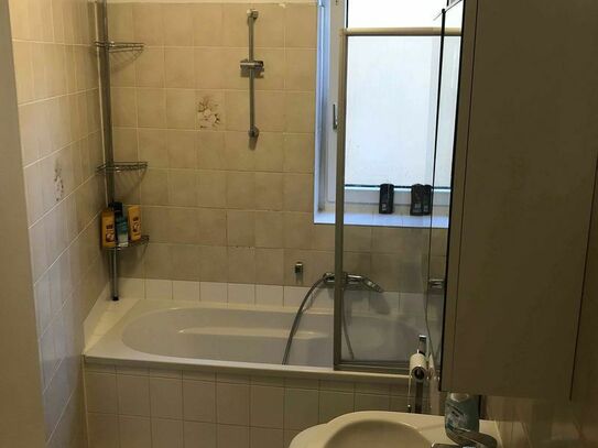 SHARED FLAT: Spacious studio in excellent location