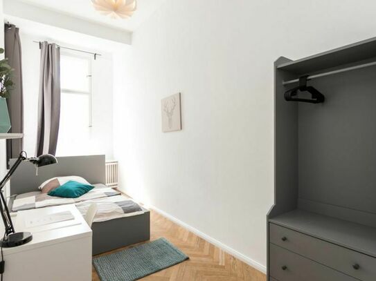 Snug single bedroom in a student flat, in Schöneberg