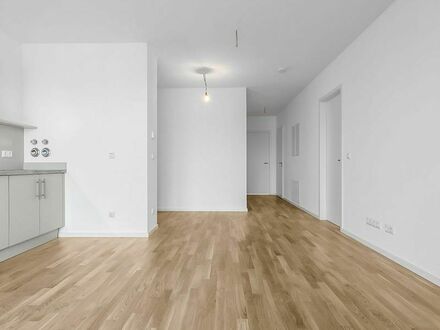 Unfurnished 2-bedroom apartment with balcony in Karlshorst