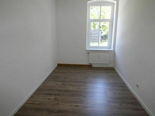 große 2 Zimmer Wohnung mit geräumigen Bad und EBK in Oelsnitz/ Vogtl. frei ab 01.04.2024