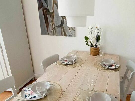 Freshly renovated, fully furnished apartment in an energetically refurbished old building in the lively Martinsviertel…