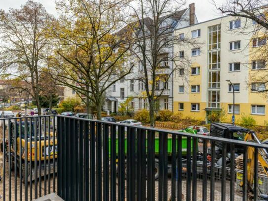 Neat double bedroom in a 4-bedroom apartment next to Hohenzollerndamm train station