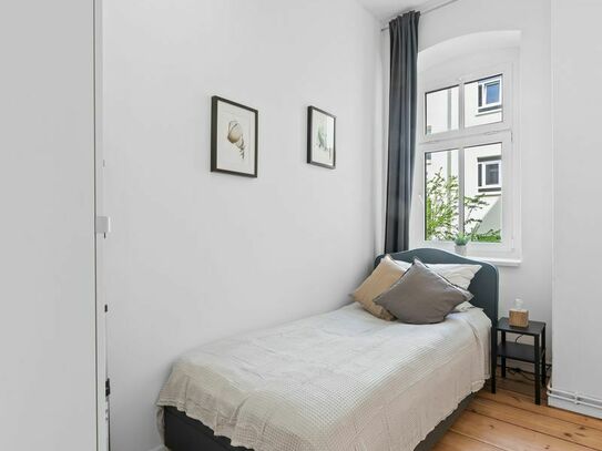 Cosy 5-room flat in the heart of Berlin with good transport links