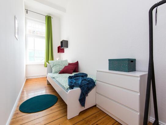 Nice single bedroom in a 5-bedroom apartment near Prenzlauer Allee/Ostseestr. (Berlin) tram stop