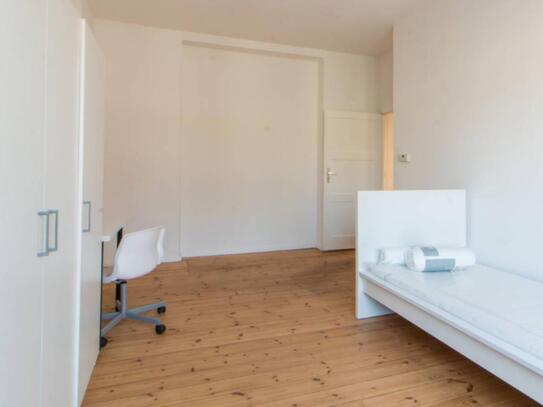 Neat and wide room in 3-bedroom apartment in Neukölln