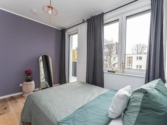 Pleasant double bedroom with balcony next to Hohenzollerndamm train station