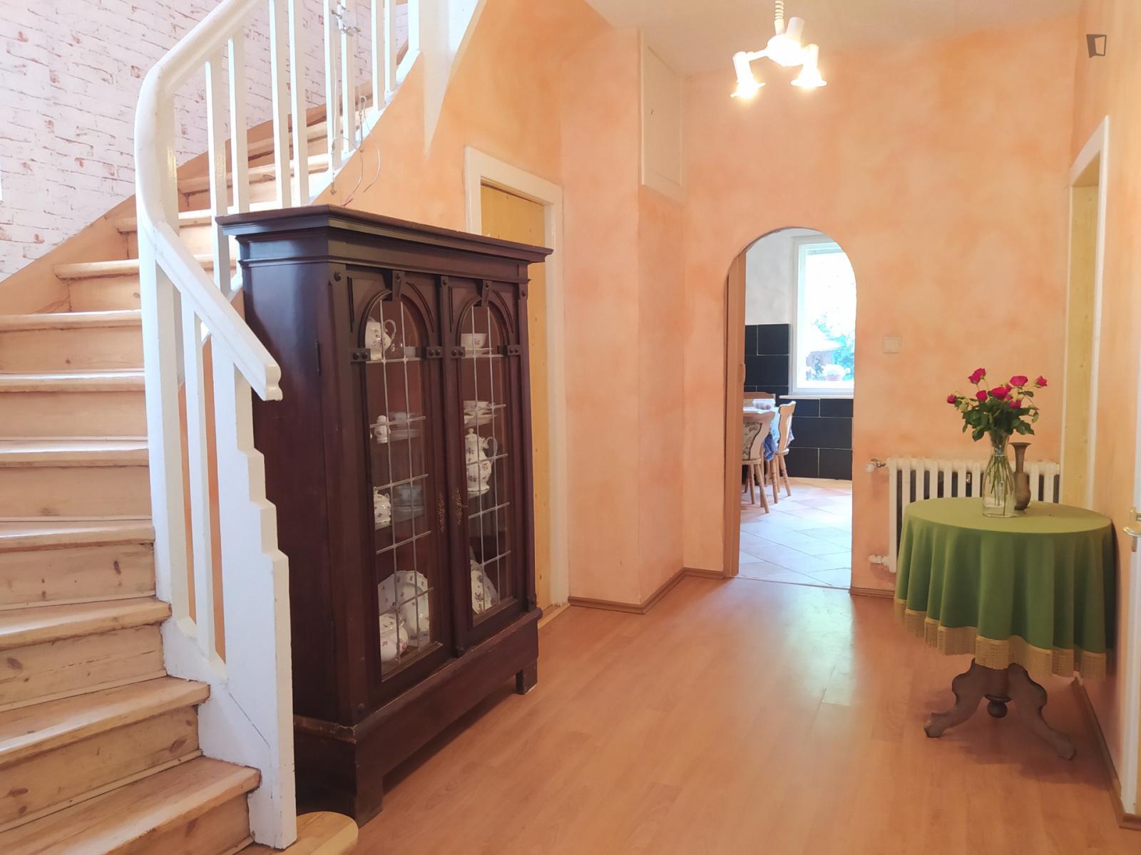 Single bedroom in 4-bedroom house