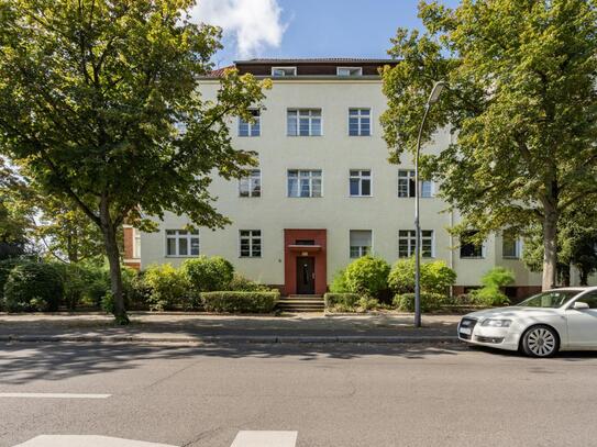 Double bedroom in a spacious 6 bedroom apartment in Wilmersdorf