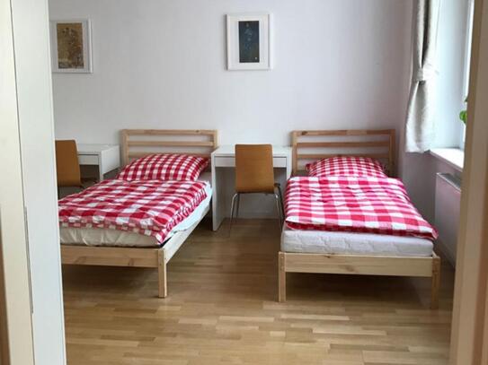 Single bed in a triple bedroom in Schöneberg