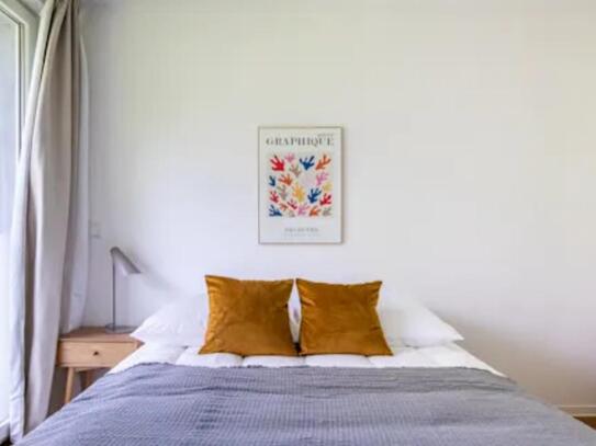 Bright double bedroom in Schlump