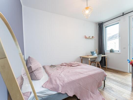 Cool double bedroom with balcony close to Hohenzollerndamm train station
