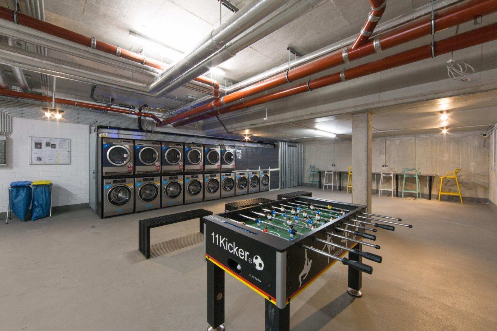 Double bedroom in 4-bedroom apartment