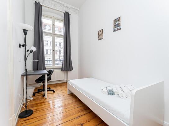 Bright single bedroom in a 5-bedroom apartment in Charlottenburg