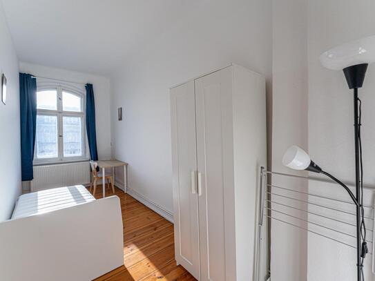 Cosy single bedroom in 3-room apartment in Charlottenburg