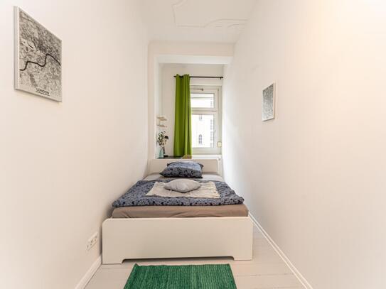 Inviting single bedroom in a student flat, in Gesundbrunnen