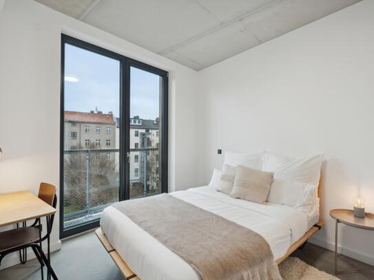 Elegant double bedroom in a 6-Bedroom apartment close to Boddinstraße metro station