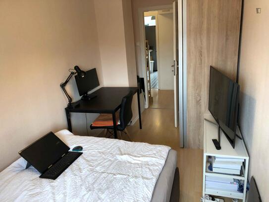 Cosy single bedroom with TV in a 3-bedroom apartment