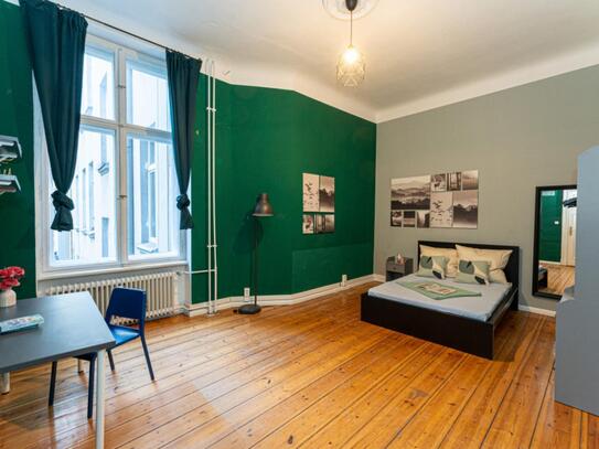 Spacious double bedroom in proximity to Wilmersdorfer Straße metro station