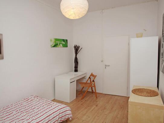 Bright single room close to the Koeltzepark